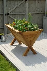 How To Use Your Garden Planter For Decorating Your Garden Yonohomedesign Com Garden Boxes Raised Garden Boxes Planters