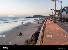 MONTANITA, ECUADOR - 30 DE JUNIO de 2015: Paseo marítimo y playa en la  ciudad de Montanita, Ecuador Fotografía de stock - Alamy