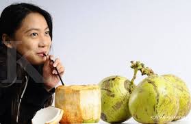 Manfaat minum air hangat lainnya adalah untuk orang dengan akalasia. Khasiat Minum Air Kelapa Secara Teratur Membantu Turunkan Berat Badan
