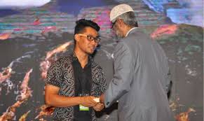 Kaligrafi syahadat merupakan salah satu jenis kaligrafi yang mempunyai keindahan yang juga dapat membuat hati yang melihatnya menjadi damai. Pemuda Hindu Tunggu 24 Tahun Untuk Lafaz Syahadah