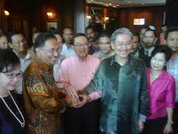 Dymm sultan johor sultan ibrahim ibni almarhum sultan iskandar berkenan menerima mengadap datuk seri anwar ibrahim di istana pasir pelangi, johor bahru hari ini (21 mei). Tuanku Sultan Johor Tarik Balik Dato Jimmy Chua The Thirteen Million Plus Ringgit Guy Rambles