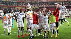 Aytemiz alanyaspor'un fatih karagümrük ile adı anılan yardımcı antrenörü francesco farioli ağustos 2020'de çağdaş atan ile birlikte aytemiz alanyaspor'un teknik ekibine gelen 31 yaşındaki. Alanyaspor Kafilesini Tasiyan Takim Otobusune Tasli Saldiri