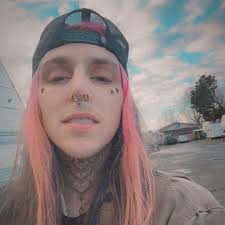 Hey y'all im Taylor. 22 year old ftm from austin. Always looking for new  friends, whats up guys?