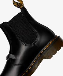 Doc martens are sturdy, versatile boots and shoes that can be worn for many different occasions. Achetez Dr Martens 2981 Snaffle X Needles 26908 001