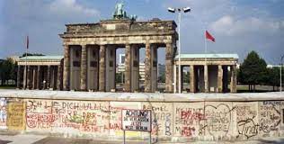 Gebaut wurde die berliner mauer anfang der 1960er jahre, um den flüchtlingsstrom vom osten in den westen zu stoppen. 2dxjbh1r20txlm