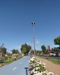 La hermosa avenida Aníbal León Bustos y el trébol de acceso a Linares.  Cuida el entorno y no arrojes basura.