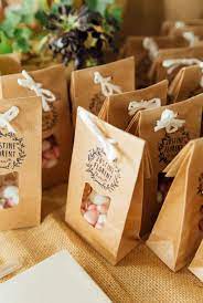 Bonbonniere Mariage Champetre Dragees Blanches Et Roses Dans Une Pochette Couleur Brun Bonbonniere Mariage Idee Cadeau Invites Mariage Deco Mariage Champetre