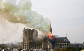 Au fil du temps, la cathédrale reçoit des trésors sacrés, comme la couronne d'épines que jésus aurait porté sur la croix. AlertÄ Catedrala Notre Dame Din Paris Este In FlÄcÄri Incediul Aproape O Distruge Live Video Stiri Pe Surse Cele Mai Noi Stiri