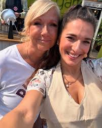 Das war so ein schöner Sonntag im @fernsehgarten 😍 ich durfte heute die  Küche übernehmen und hatte meine super Backschüler @mirja_du_mont  @detlefsoostofficial @ralph_morgenstern und @raulrichter an meiner Seite.  Gemeinsam haben wir es