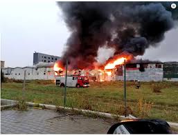Din primele informații, au ars mai multe cutii cu pufuleți și ciocolată. Incendiu Intr Un Depozit Din FloreÈ™ti La Intrarea In Cluj Napoca Pompierii S Au Luptat Cu FlÄƒcÄƒrile Timp De 2 Ore È™i JumÄƒtate Video Update