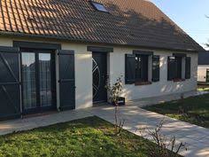 Le Charme Des Vieilles Pierres Revele Par L Anthracite Moderne Des Volets Coul Renovation Vieille Maison Renovation Maison Ancienne Vieilles Maisons En Pierre