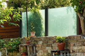 Private Und Dennoch Helle Abgrenzung Schaffen Modell Glarus Aus Aluminium Und Glas Gefertigt Nach Ihren Anforde Gartengestaltung Windschutz Glas Windschutz
