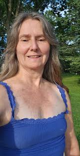 Unconventional plug arrangement in a socket