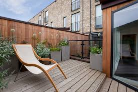 Sichtschutzmatten für balkone sind universell passend für ihren balkon. Sichtschutz Auf Dem Balkon Anbringen So Klappt S Am Besten