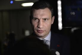 Вся его семья живет в городе. Horosho Chto Ne S Pokojnym Klichko Sdelal Selfi Na Pohoronah Kernesa V Mire Politika Argumenty I Fakty