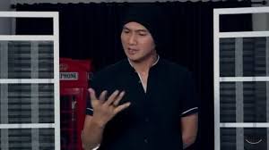 Ia kemudian melakukan solo karier, dan mengeluarkan beberapa single juga album solo. Tampil Percaya Diri Meskipun Botak Penyanyi Anji Manji Berikan Tips Ini Halaman All Pos Belitung