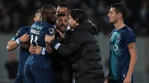 Englische spieler hatten bereits vor der begegnung gedroht, den rasen in sofia bei rassistischen vorfällen gegen einen spieler zu verlassen. Rassismus Eklat Porto Sturmer Marega Verlasst Wutend Den Platz Kicker