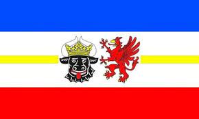 Die flagge von mecklenburg war blau, weiß und rot, die bis ca. Qualitats Fahne Flagge Mecklenburg Vorpommern 90 X 150 Cm Mit Verstarktem Hissband Amazon De Sport Freizeit
