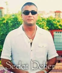 Vedat peker adında bir abisi olup,şile'de süper bir villası bulunan,medyaya sızmış videolarında psikopatlığın dibini bulmuş olduğunu gördüğümüz adamdır. Sedat Peker Startseite Facebook