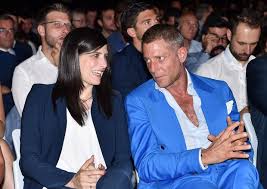 Lapo elkann blazes into his office on milan's corso venezia at a hot clip, a few minutes late, issuing a elkann slams one down, then another, burns through a couple of marlboros, rifles through a few. Lapo Elkann Con Garage Italia Realizziamo I Sogni Attualita Ansa It