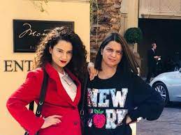 The actor was reacting to the suspension of her sister. Rangoli Chandel Kangana Ranaut Defends Sister Rangoli Chandel Says It S Time To Demolish Twitter The Economic Times