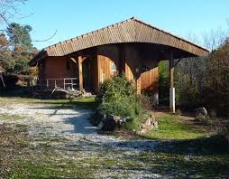 Dans la région d'aubenas, maison indépendante de 76 m² donnant sur un terrain arboré et une terrasse ombragée avec mobilier de jardin. A Vendre Ardeche Sud Payzac Construction Bois Annee 1997 1998 Annonce Maison Bois Com