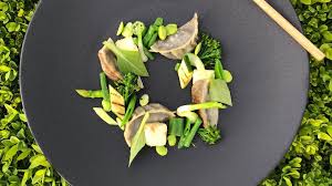 philipp heid prisma park hotel vitznau kann auch vegetarisch seine gyoza fullt er mit mu err pilzen tofu gerostetes gemuse okraschoten