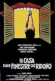 Questa è la storia da cui parte l'horror di pupi avati la casa dalle finestre che ridono, uscito nel 1976 e diventato un cult movie che ha travalicato le frontiere nazionali. La Casa Dalle Finestre Che Ridono The House With Laughing Windows 1976 Filmaffinity
