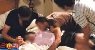 رصدت كاميرا مراقبة محاولة رجل اختطاف فتاة تبلغ من العمر 11 عامًا كانت تنتظر حافلة مدرستها. Ø§Ø®ØªØ·Ø§Ù ÙØªØ§Ø© ÙˆØ§ØºØªØµØ§Ø¨Ù‡Ø§ Ø¬Ù…Ø§Ø¹ÙŠØ§ Ø¬Ø±ÙŠØ¯Ø© Ø§Ù„ØµØ¨Ø§Ø­
