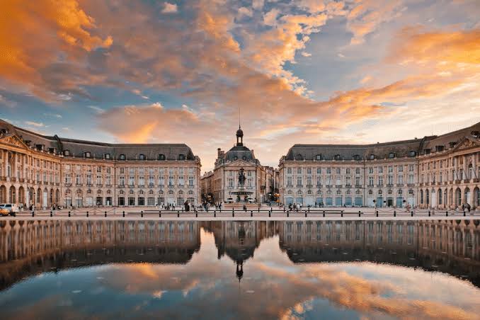 Bordeaux, entre patrimoine classé UNESCO et douceur de vivre, généré par IA