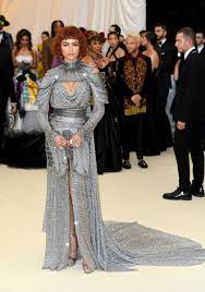I look di zendaya non passano mai inosservati. Zendaya Arrived As Joan Of Arc At The 2018 Met Gala Hellogiggles