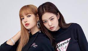 Ist eine südkoreanische girlgroup, die 2016 von yg entertainment gegründet wurde. What Blinks Are Saying About Blackpink Lisa Touching Jennie S Butt Up Station Malaysia