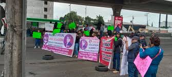 Dueños y trabajadores de #Bares colapsan #Naucalpan, por #Mannifestación  sobre periférico dirección a la #CDMX. Exigen apertura de negocios  clausurados.
