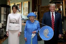 Sua mãe era a princesa alice, que era a filha mais velha de louis alexander mountbatten, primeiro marquês de milford haven, e da princesa victoria de hesse e do reno, neta da rainha victoria. Observadores Dizem Que Rainha Elizabeth Ii Mandou Recados Para Trump Atraves De Broches Mundo G1