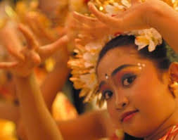 Tarian ini melambangkan penyambutan atas turunnya dewata ke alam dunia. Tari Pendet Tari Milik Masyarakat Bali Wayaninbali