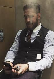 He has two children, two dogs, and is married to actress charlotte riley. Tom Hardy Hardy Tom Mannliche Mode Manner Mode Stile Fur Manner