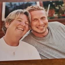 Hello I'm just getting back into skating and I need recommendations for  good knee pads as mine are making creaking noises just putting my socks