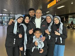 عائلتي هي رقم واحد في حياتي 🌸🇵🇸 بفضل الله عز وجل ، وبعد طول إنتظار دام  لأكثر من 5 سنوات عجاف ، الحمدالله الذى جمع ولم شمل أخي الكبير سيادة العقيد  رمزي "