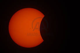 Gerhana matahari parsial terjadi saat bulan bergerak di antara bumi dan matahari. Gerhana Matahari Parsial Di Aceh Anadolu Agency