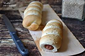 I rollò con wurstel sono una tipica ricetta della rosticceria palermitana questi rotoli fatti con la pasta brioche poi farciti con wurstel, ricoperti da semi di sesamo e cotti in forno. Rollo Con Wurstel Rosticceria Siciliana Una Siciliana In Cucina