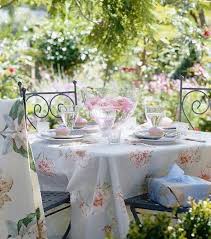 Learn how to set a table, from a basic table setting, to an informal table setting for a casual dinner party, to a formal place setting how to set a table used to be common knowledge, but in today's fast and busy world, knowing how to related: Summer Decorating Ideas For Holiday Tables Beautiful Table Setting Ideas