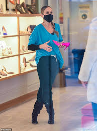 Born and raised in a small town in ohio, sarah jessica parker has undergone one of the most radical transformations in hollywood. Sarah Jessica Parker Ist In Ihrem Schuhgeschaft In Nyc Lassig Stylisch In Blauem Pullover Und Baggy Pants Nach Welt