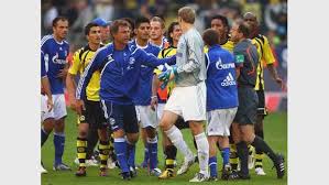 Bereits früh gingen die dortmunder durch ein traumtor in führung und brachten leipzig mit einer furiosen ersten hälfte in bedrängnis. Fahnen Pirat Vom Schalke Dach Bvb Kneipe Bietet Ihm Ein Jahr Lang Freibier Bvb Bild De