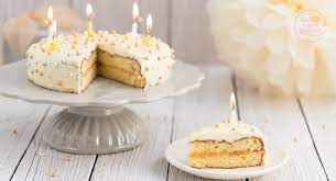 Backen sie die kuchen, bis sie leicht gebräunt sind und von den seiten zu ziehen beginnen. Einfache Leckere Geburtstagstorte Backen Macht Glucklich