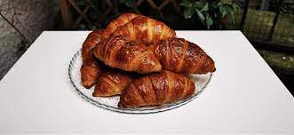 Situato a due passi dalla fermata metro anagnina in via tuscolana 1810, è il punto di ritrovo per gli amanti della colazione notturna! Croissant Brioche E Cornetti Ripieni Farciti Al Momento