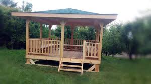 Bahçelerde yazın oturmak için yapılan kafes biçiminde kubbeli, üstü yeşilliklerle sarılan süslü çardak:kameri̇ye. Ruyada Cardak Gormek Cardakta Oturmak Ne Anlama Gelir Diyadinnet