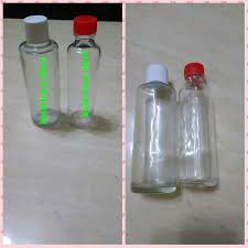 Orang menuangkan anggur di botol kaca bening. Pembekal Botol Kaca Di Selangor
