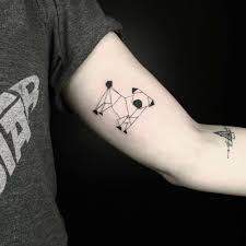 Geometrische Figur Von Hund Tattoo Oberarm Innen Von Mann Als Kleine Tatowierung Tattoos Manner Armbeugen Tattoos Innenarm Tatowierungen