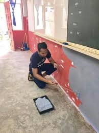 Gambar 1 proses mengunting hiasan. Cikgu Ini Makeover Kelas Jadi Lebih Interaktif Dan Menarik Impiana