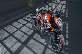 2020 ktm 125 duke motorcycle seen from outside and inside. Ktm 125 Duke Kurzvorstellung Der Mini Kurvenwaffe Autobild De